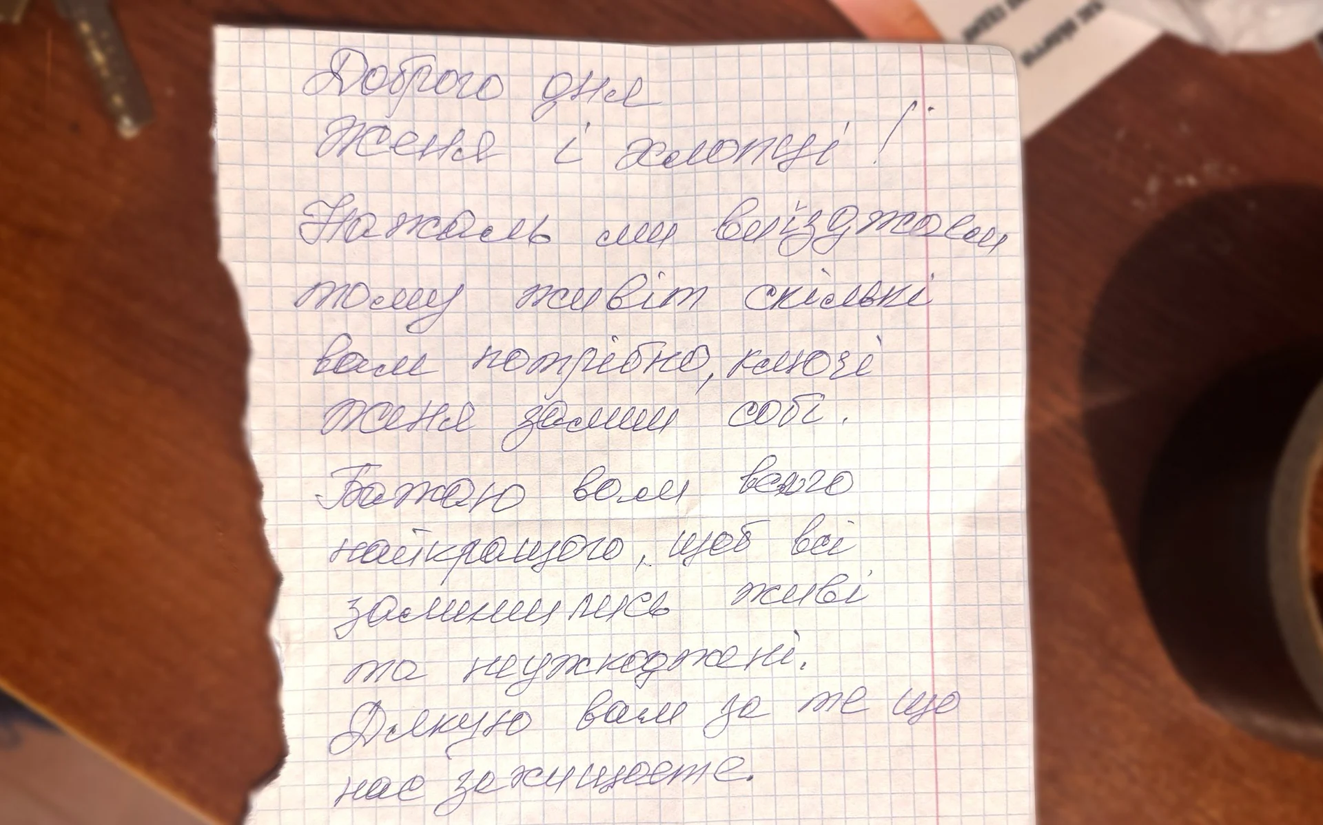 Lá thư chủ căn nhà để lại cho binh sĩ Ukraine khi sơ tán một cách vội vàng. Ảnh: Telegraph.