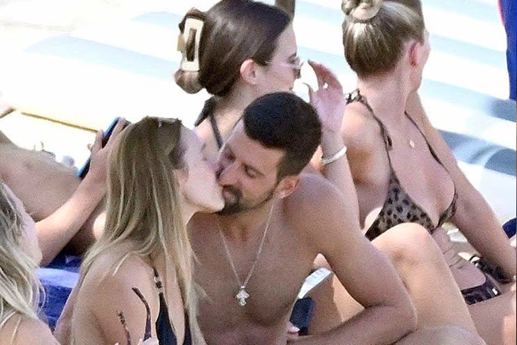 Djokovic vui vẻ bên cạnh vợ đẹp