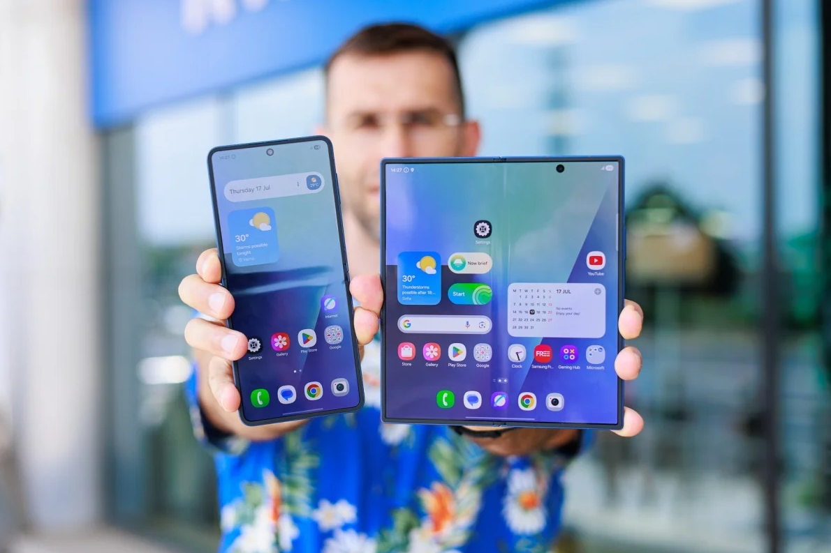 Galaxy Z Flip 7 (trái) và Galaxy Z Fold 7 (phải).