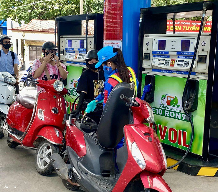 Khách hàng tại cửa hàng xăng dầu Thái Thịnh&nbsp;đón nhận xăng E10 trong ngày đầu thí điểm bán.