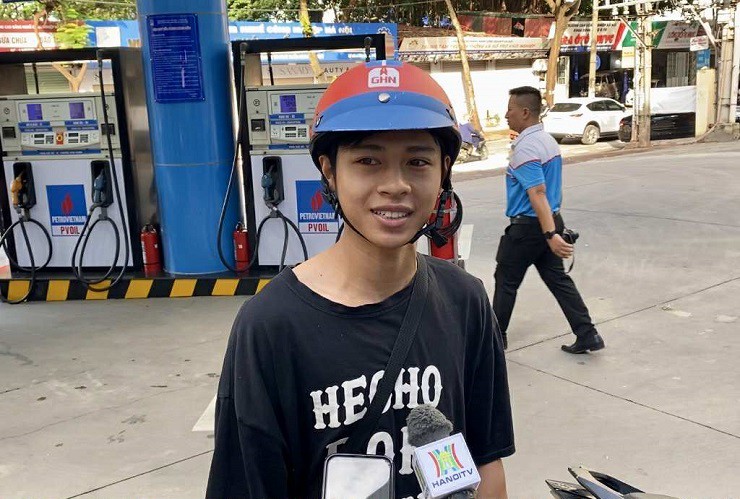Anh Trần Trung Hiếu háo hức trải nghiệm xăng E10 cho phương tiện của mình.
