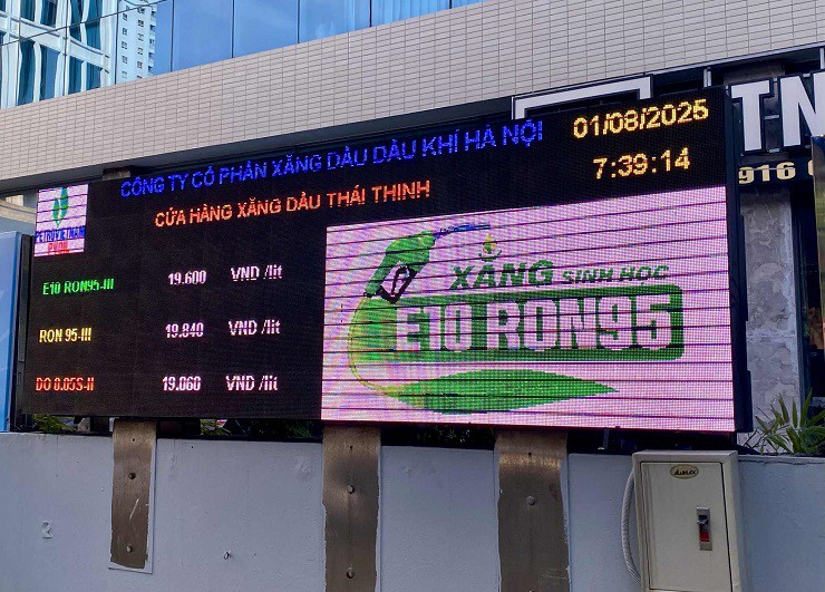 Giá bán lẻ xăng E10 RON95 mở bán ngày 1/8&nbsp;là 19.600 đồng/lít.
