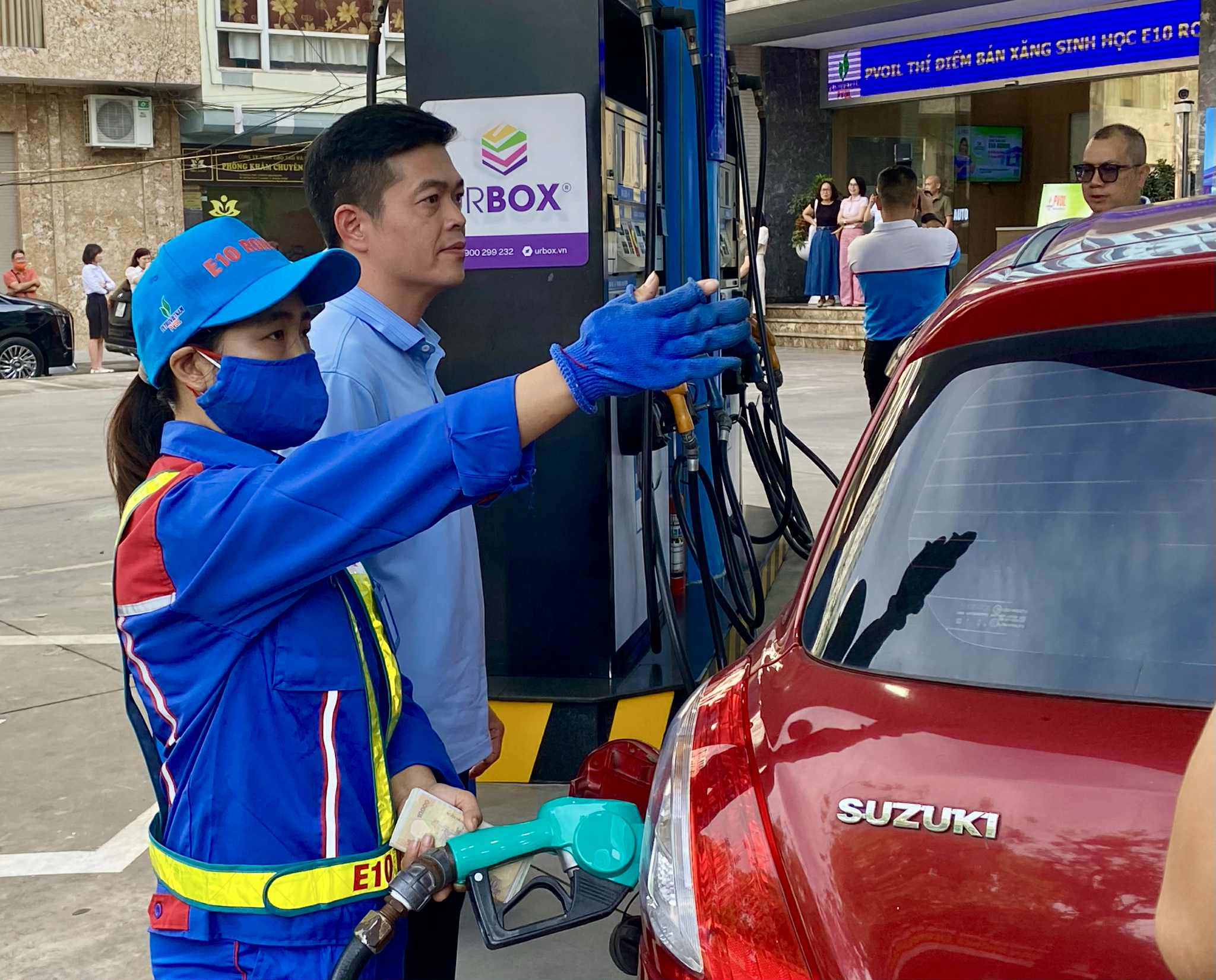 Không chỉ xe máy, nhiều chủ ô tô cũng lựa chọn xăng sinh học&nbsp;E10.