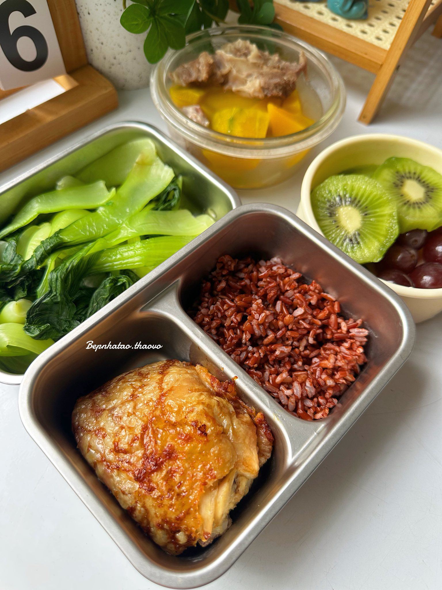 Ức gà nướng - Rau cải luộc - Canh bí đỏ