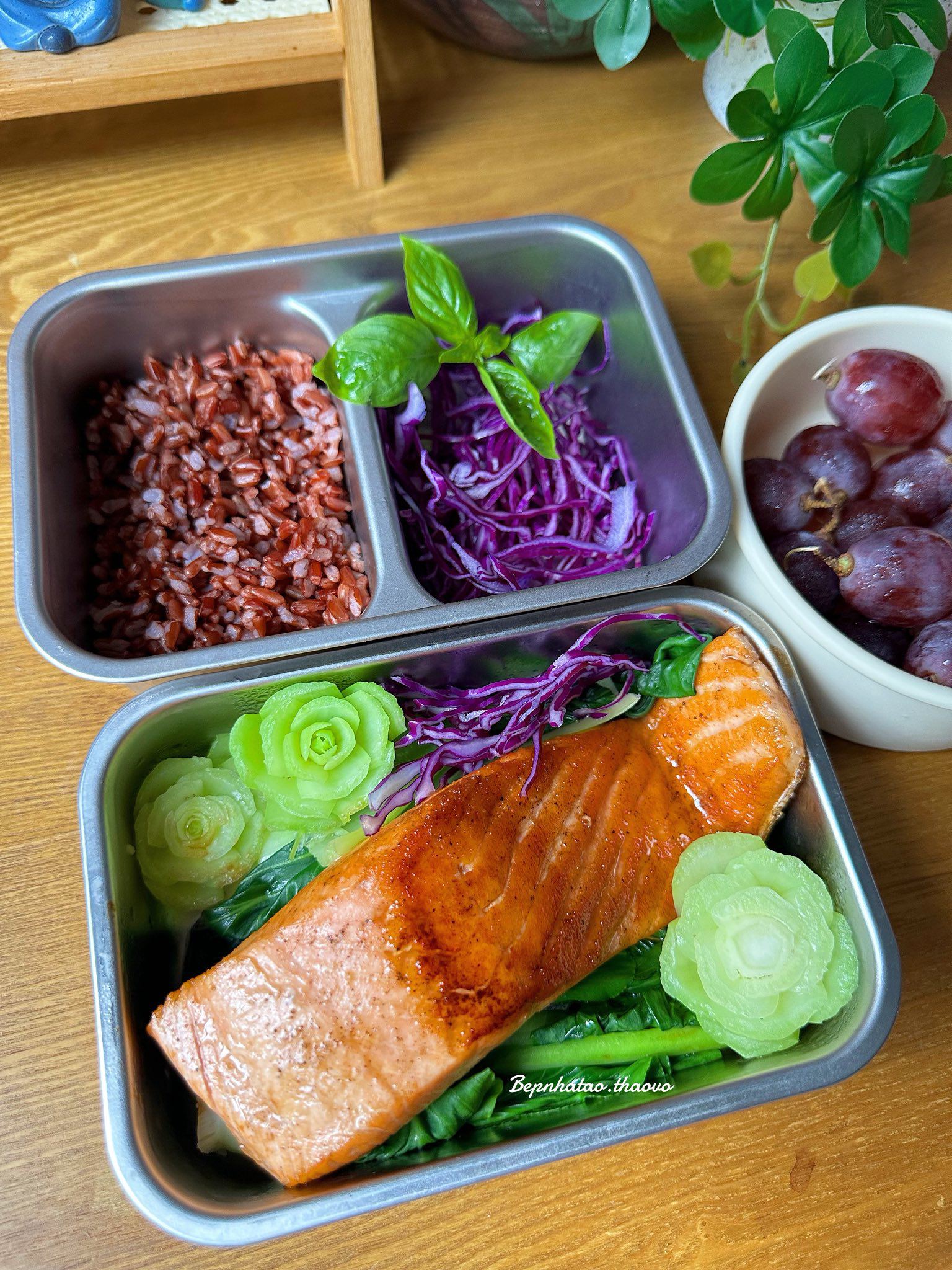 Cá hồi áp chảo - rau cải&nbsp;luộc - Salad bắp cải tím