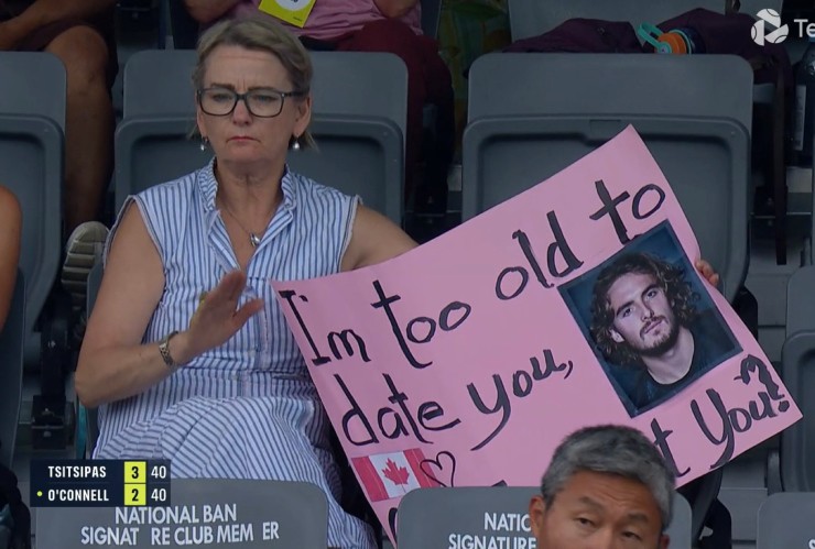 Fan nữ "thả thính" Tsitsipas