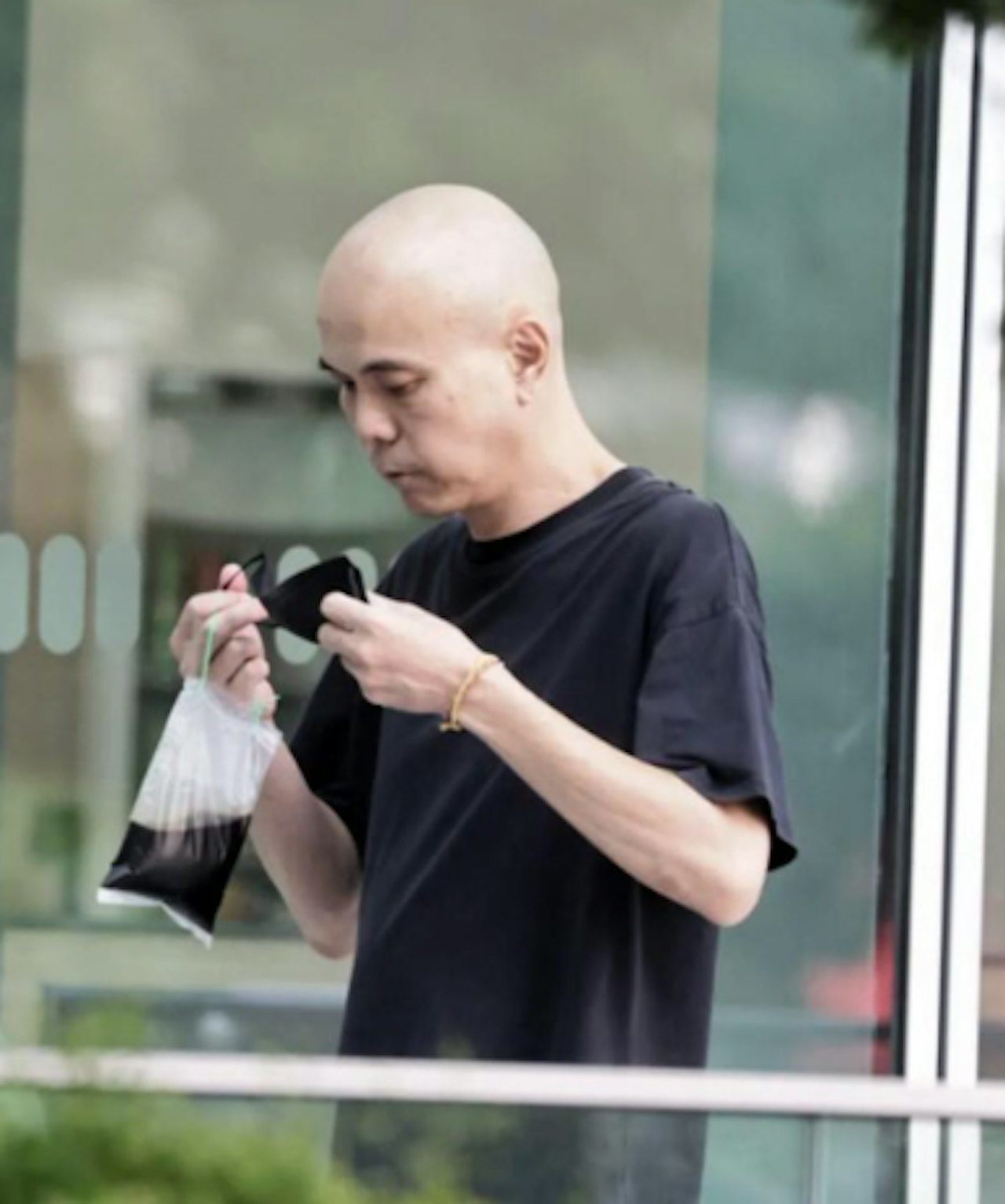 Bị cáo nam, Vương Chí Vĩ, bị kết tội âm mưu lừa đảo và bị tuyên án 28 tháng tù giam.