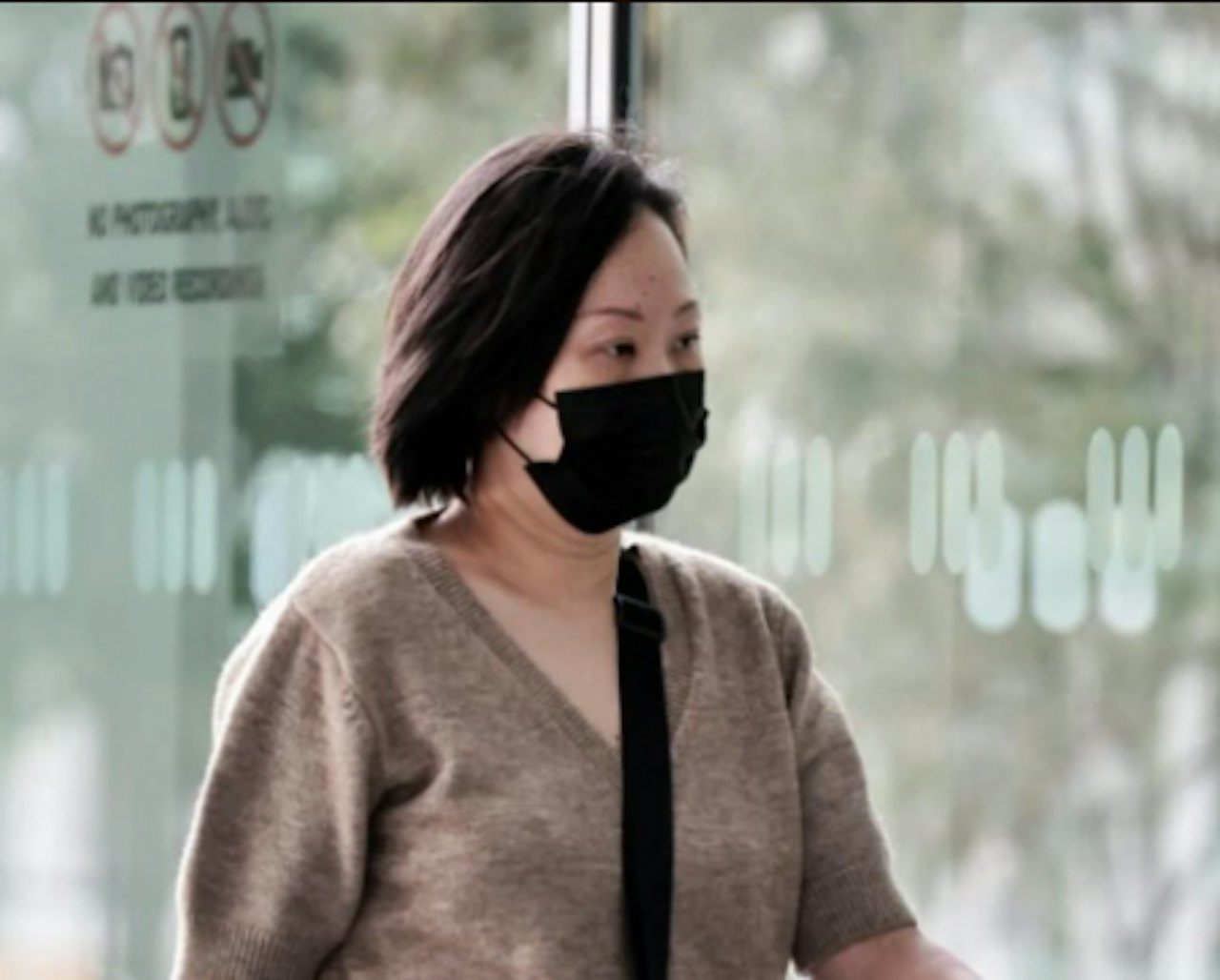 Bị cáo nữ Trịnh Mỹ Linh,&nbsp;cũng bị kết tội âm mưu lừa đảo và bị tuyên án 25 tháng tù giam.