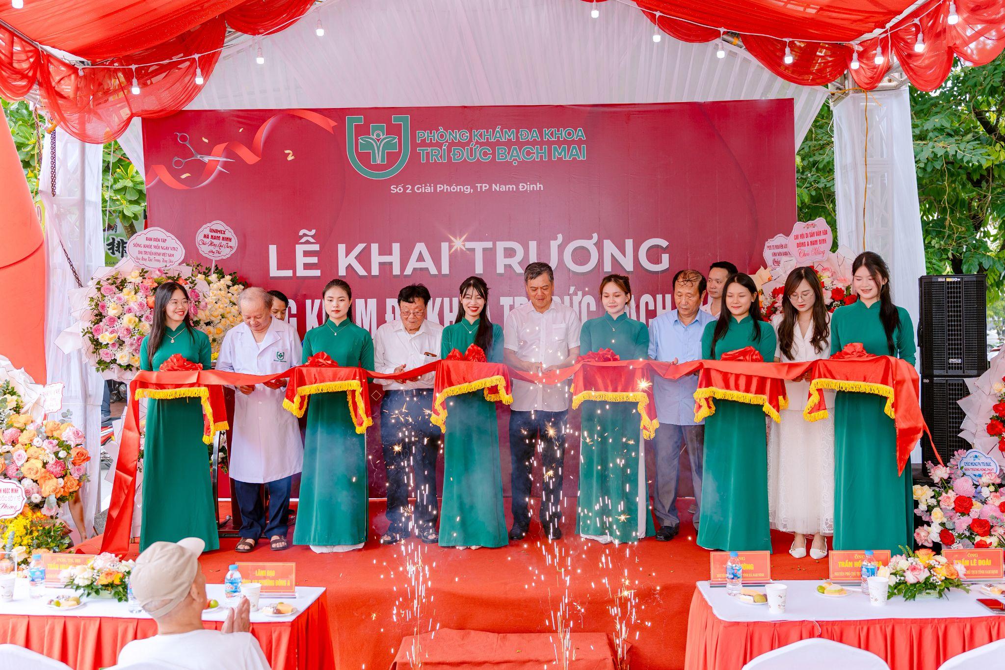 Nghi thức cắt băng khai trương Phòng khám Đa khoa Trí Đức Bạch Mai