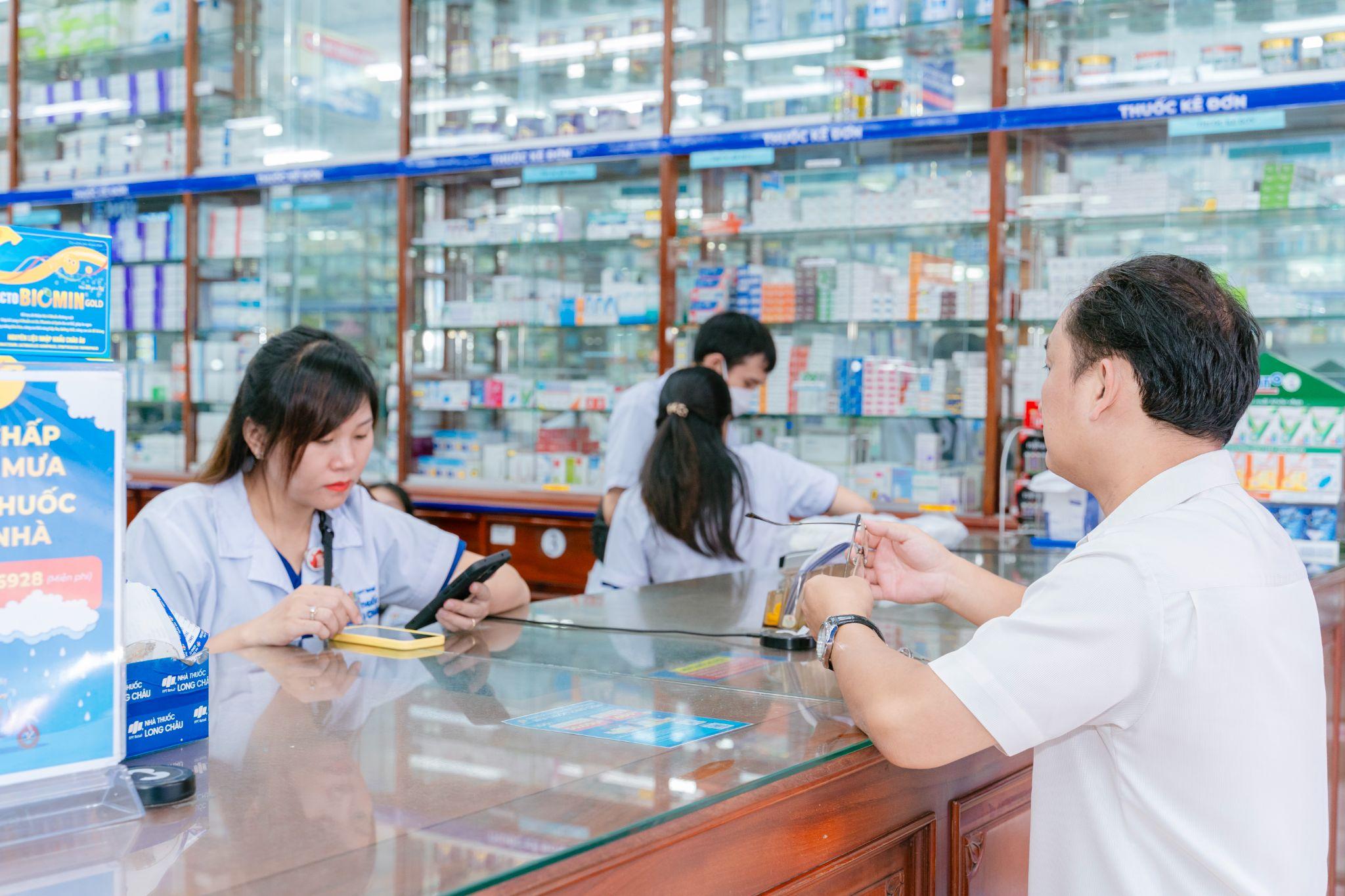 Với mạng lưới 2.222 nhà thuốc trải dài khắp các tỉnh thành, Long Châu giúp người dân dễ dàng tiếp cận sản phẩm chính hãng với mức giá hợp lý và thuận tiện ngay tại địa phương.