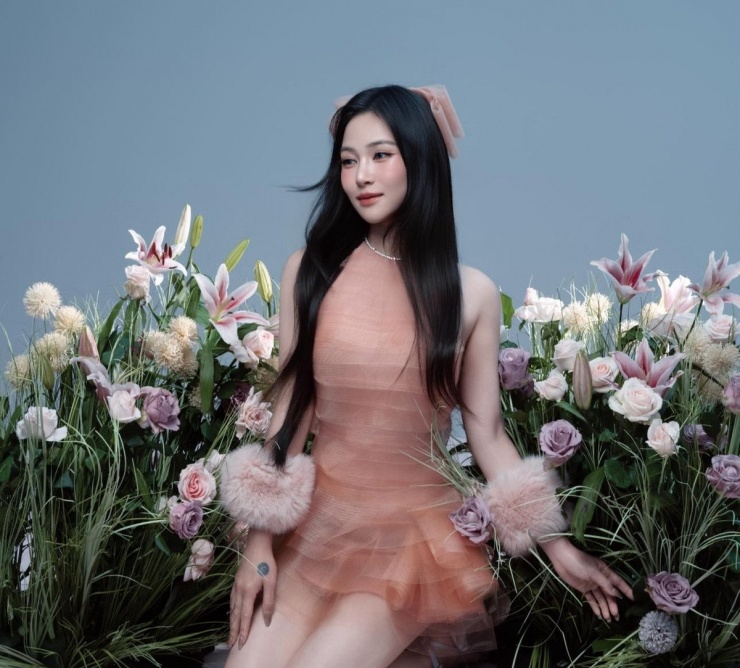 Kể từ khi đi Mỹ trở về, Hương Tràm quay trở lại sân khấu, đi hát năng nổ nhưng không còn gây chú ý như trước. Giọng ca nội lực và kho nhạc toàn hit vẫn giúp nữ ca sĩ đắt show phòng trà. Ảnh: FB Hương Tràm Phạm