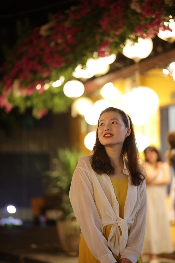 Ngoài ra, thời điểm lý tưởng để chụp ảnh với hoa giấy là vào sáng sớm hoặc chiều muộn, khi ánh sáng dịu nhẹ, ít người qua lại và nhiệt độ chưa quá cao. Ảnh Mai Hương