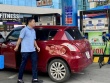 Tấp nập ô tô, xe máy đổ xăng E10 trong ngày đầu bán thí điểm tại Hà Nội