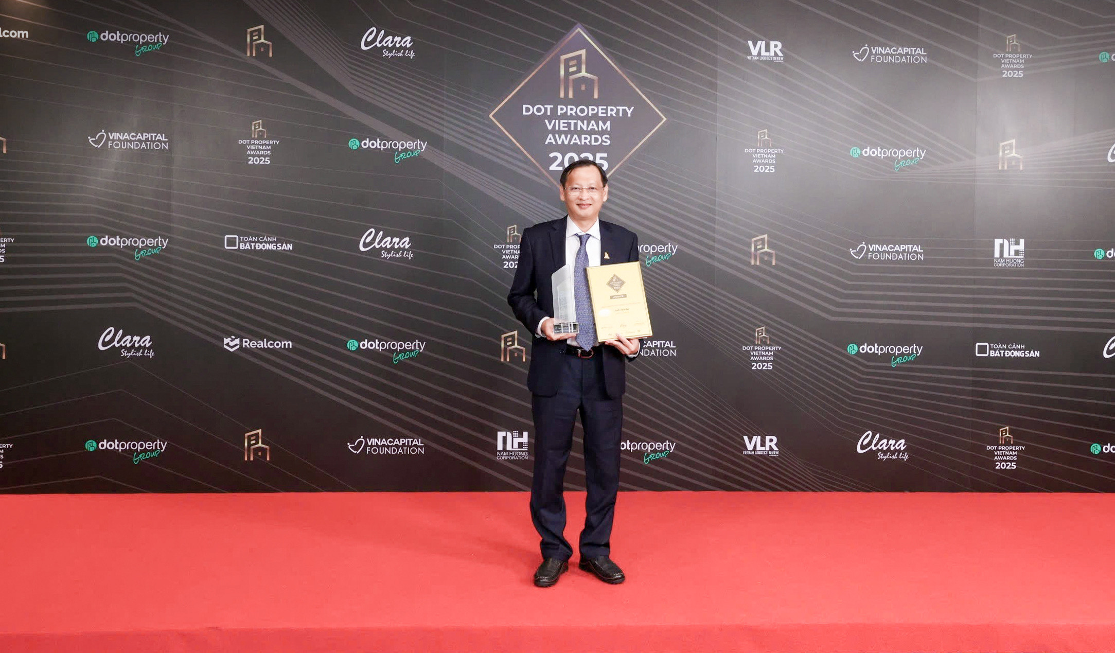 Đại diện Sai Gon High Rise nhận giải tại sự kiện Dot Property Vietnam Awards 2025
