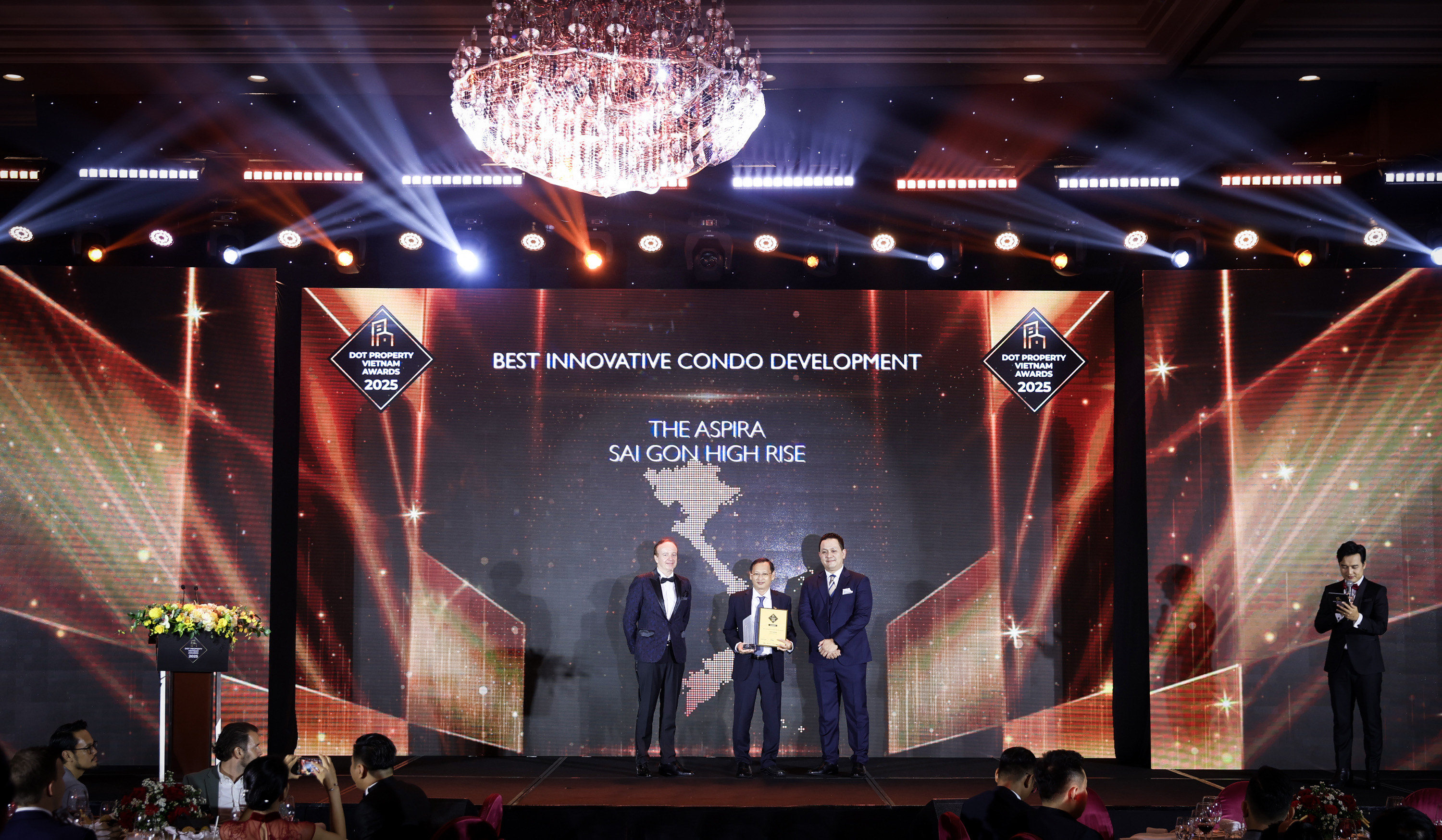 Đại diện Sai Gon High Rise nhận giải tại sự kiện Dot Property Vietnam Awards 2025