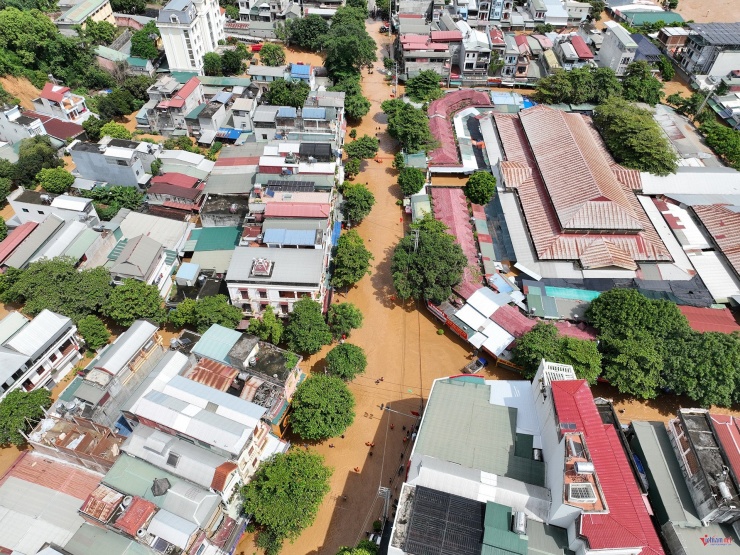 Nước lũ sông Mã lên nhanh khiến nhiều khu vực dọc bờ sông chìm trong biển nước. Ảnh: Nguyễn Nam