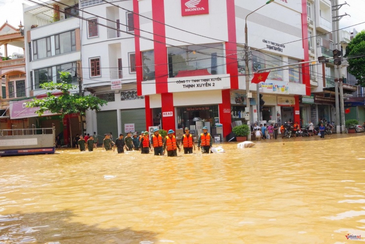 Nhiều tuyến đường tại xã Sông Mã nước ngập sâu, giao thông tê liệt. Ảnh: Nguyễn Nam