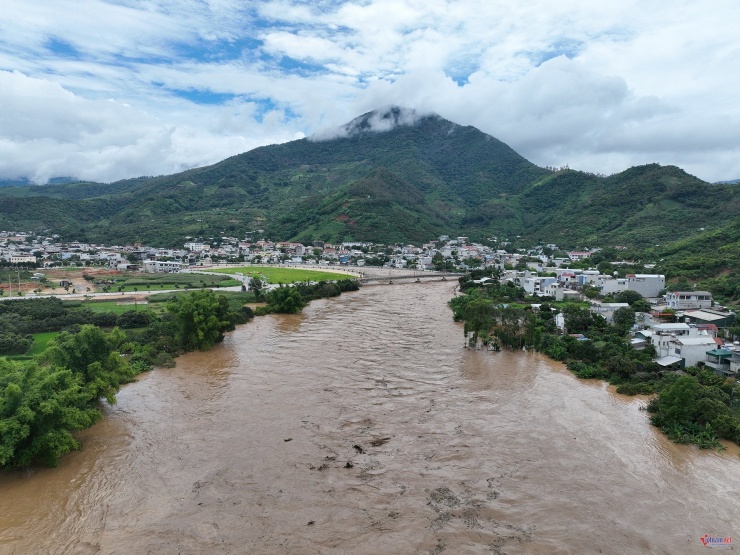 Nước lũ trên sông Mã, tại địa bàn xã Sông Mã, đạt đỉnh vào khoảng 14h ngày 1/8. Ảnh: Nguyễn Nam
