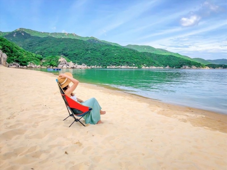 Ngoài tắm biển và chụp ảnh, du khách còn có thể khám phá cuộc sống của ngư dân, tìm hiểu nghề chài lưới hay thưởng thức hải sản tươi ngon ngay tại làng chài địa phương.