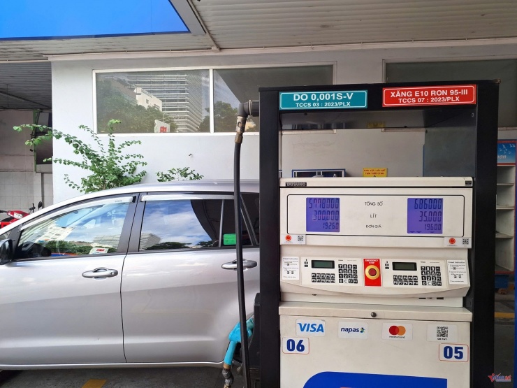 Các cây xăng Petrolimex tại TPHCM đã bố trí vòi xăng E10 phục vụ khách hàng. Ảnh: Trần Chung