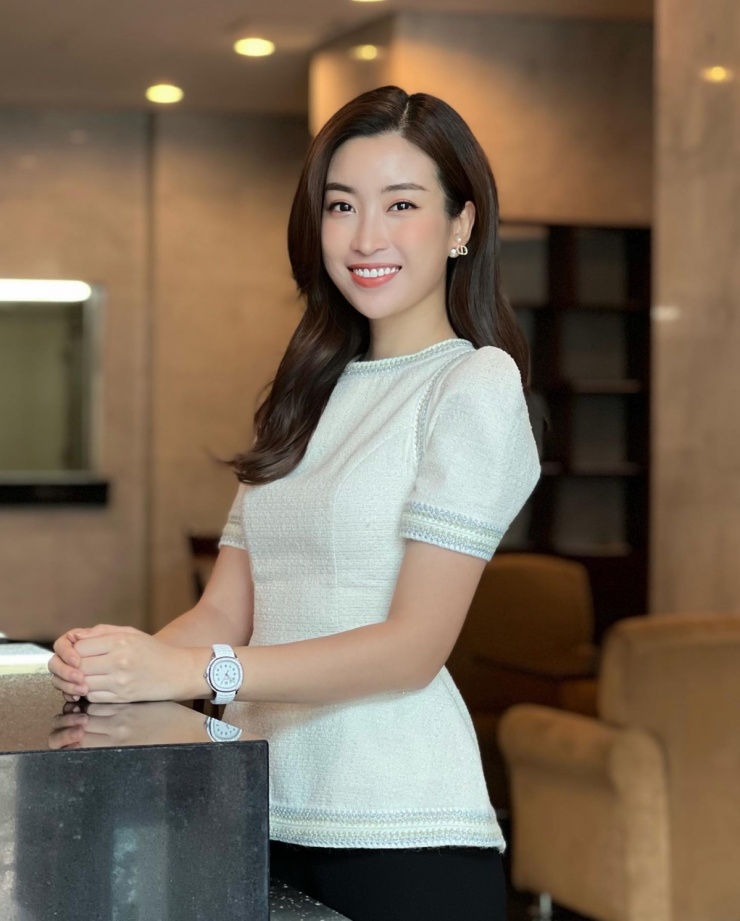Hồi làm biên tập viên cho Đài truyền hình Việt Nam, Đỗ Mỹ Linh thường chưng diện mẫu đồng hồ hơn một tỷ đồng lúc đi làm.