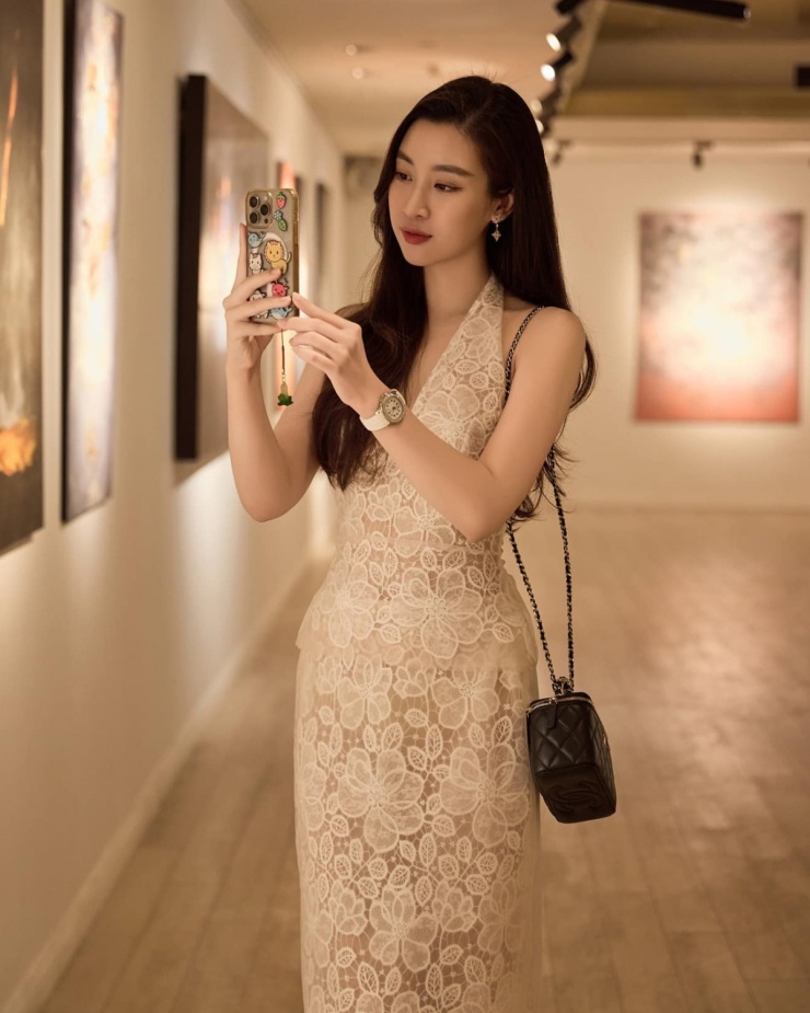 Với phần dây màu trắng thanh lịch, chiếc Patek Philippe được Đỗ Mỹ Linh phối cùng váy áo nữ tính khi dự sự kiện.
