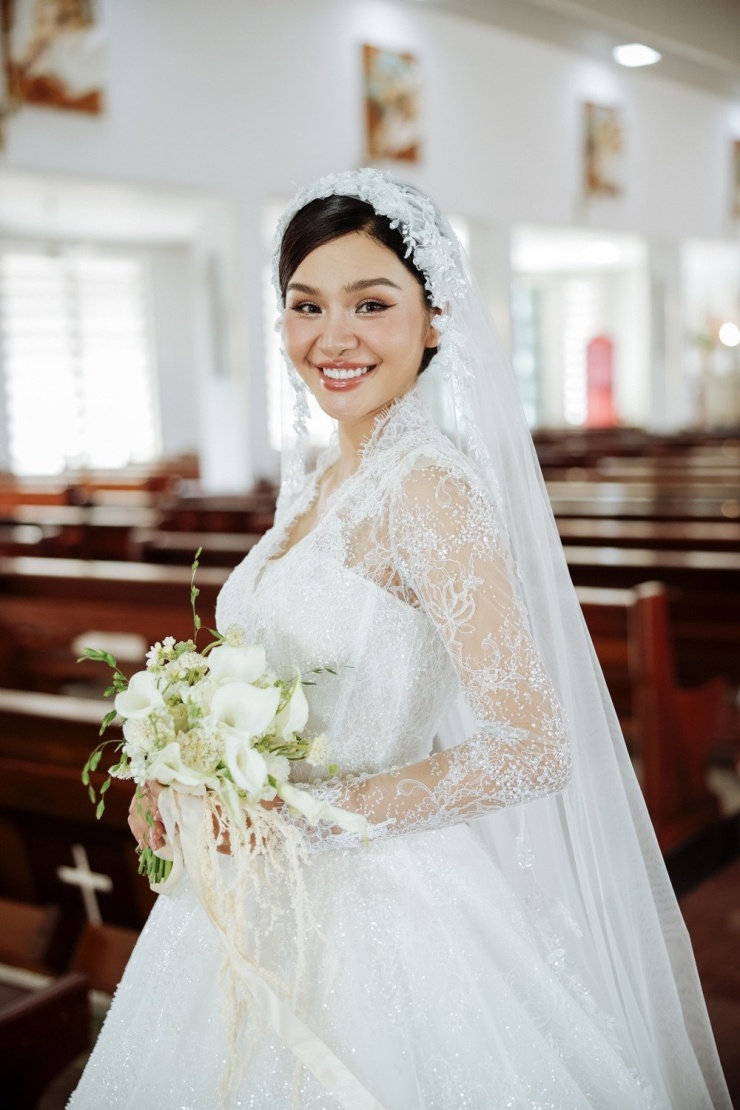 Cặp đôi bất ngờ chia sẻ bộ ảnh cưới thực hiện tại nhà thờ, chính thức thông báo tin vui đến khán giả. Lê Thu Trang xuất hiện rạng ngời trong váy cưới ren trắng với chi tiết đính kết tinh xảo, toát lên vẻ đẹp quyến rũ và sang trọng. Chú rể Quang Sơn lịch lãm trong vest trắng cổ điển, ánh mắt ngọt ngào dành cho cô dâu.