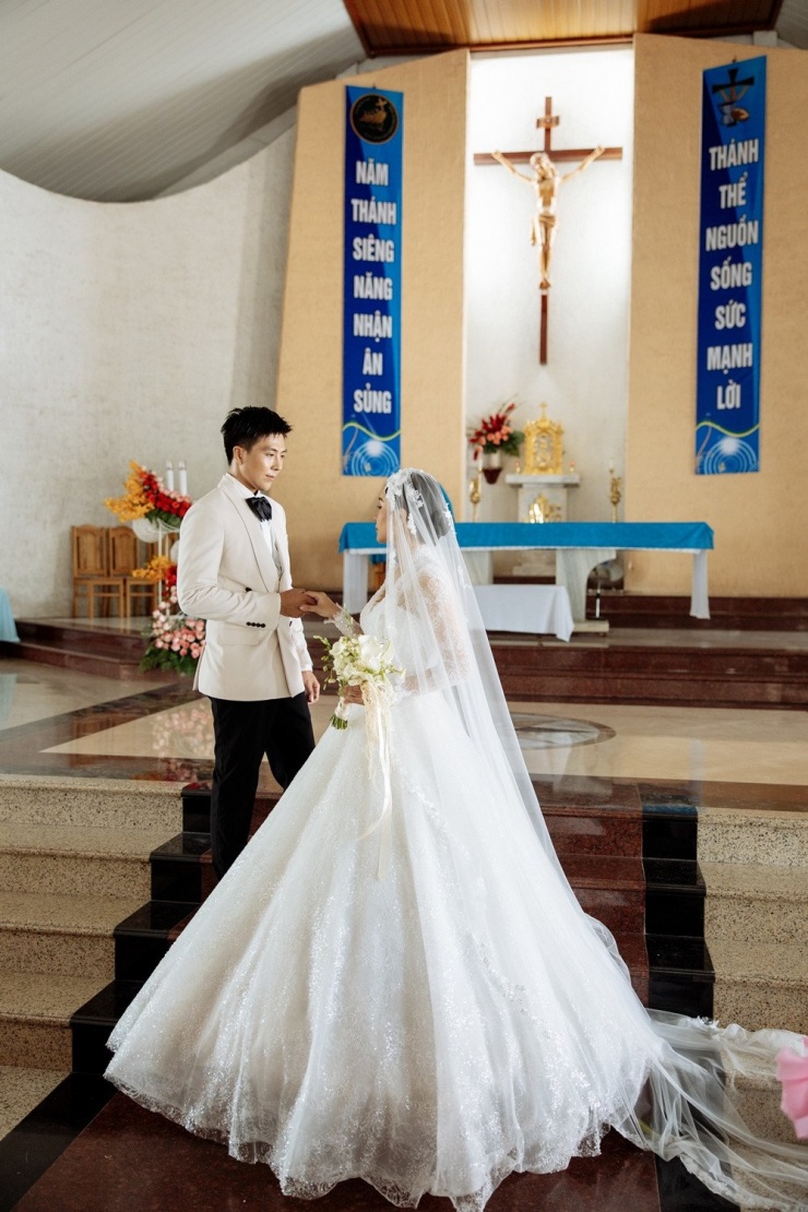 Câu chuyện tình yêu bắt đầu tháng 10/2020, khi Quang Sơn đối mặt ung thư tuyến giáp và mất giọng sau phẫu thuật liệt dây thanh quản. Ban đầu, cả hai chỉ định hướng làm bạn, nhưng sau hơn 1 tháng trò chuyện, họ nhận ra tình cảm chân thành và quyết định hẹn hò.