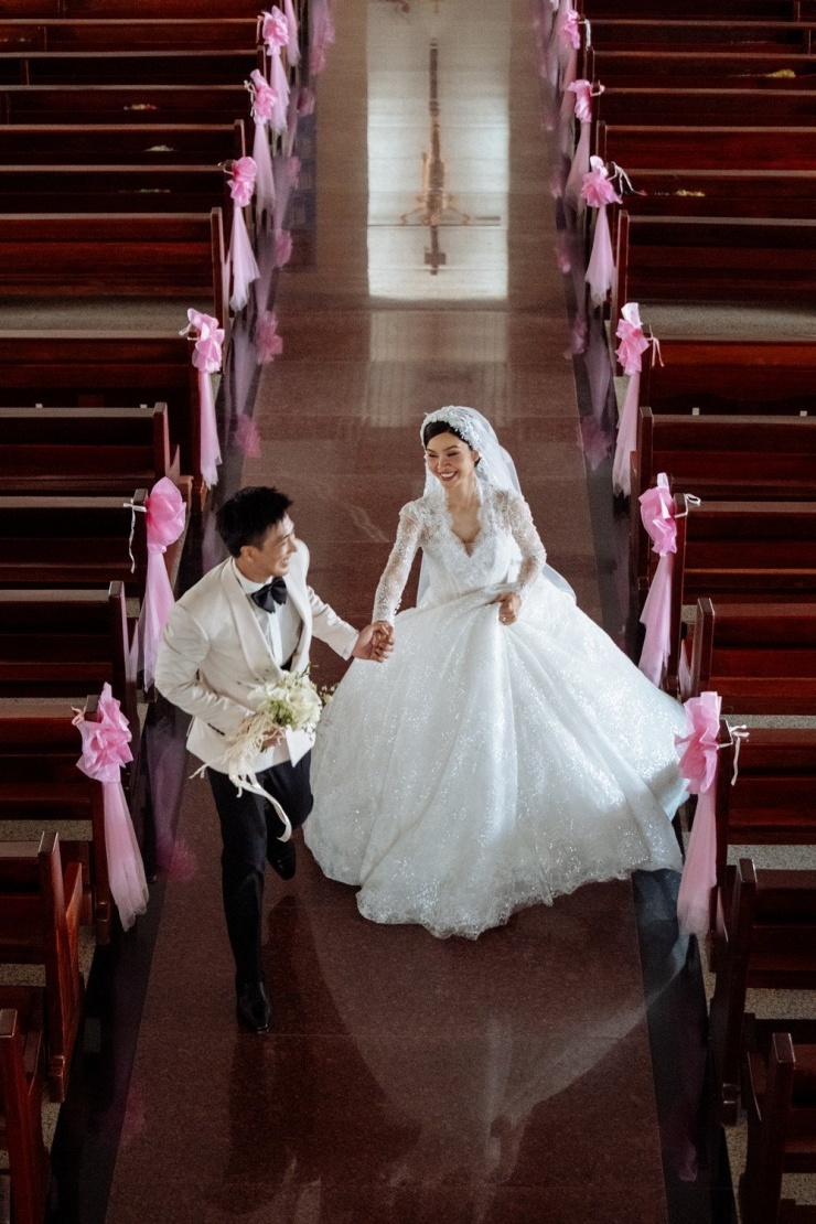 Khác với đám cưới hoành tráng thường thấy, cả hai chọn buổi lễ giản dị bên người thân thiết. Khoảnh khắc thiêng liêng tại thánh đường ghi dấu bước ngoặt quan trọng, từ tình nhân thành vợ chồng.