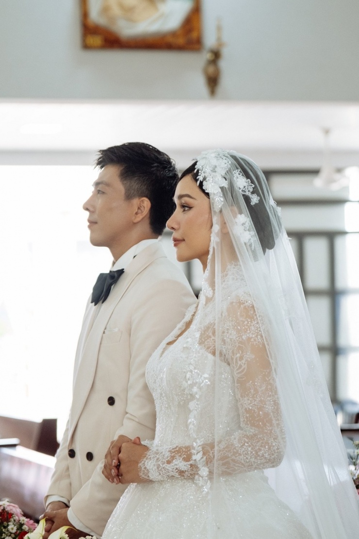 Chia sẻ về quyết định kết hôn, cặp đôi tâm sự: "Trong năm nay, Thu Trang và Quang Sơn đều có cột mốc sự nghiệp đáng nhớ. Khoảnh khắc anh cầu hôn trên sân khấu không chỉ đánh dấu sự kiện trọng đại trong cuộc đời hai đứa mà còn là kỷ niệm khi Trang hoàn thành ước mơ đầu tiên. Chúng tôi đồng ý rằng đã đến lúc gọi nhau bằng danh xưng khác, để cùng bắt đầu chặng đường mới. Với chúng mình, không cần ồn ào, chỉ cần bình yên và bền lâu là đủ".