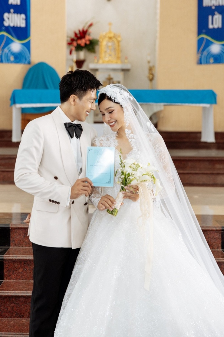 Thời gian đầu đầy thử thách khi Quang Sơn chiến đấu với bệnh tật, Lê Thu Trang kiên trì bên cạnh, trở thành nguồn động viên vô giá. Tình yêu không chỉ được hai người nuôi dưỡng mà còn nhận sự ủng hộ từ gia đình hai bên, tạo nền tảng vững chắc cho mối quan hệ suốt 5 năm.