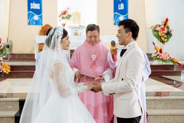 Đối với Quang Sơn, hôn lễ này không chỉ là bước ngoặt mà còn là động lực sống mạnh mẽ: "Trước đây có những điều tôi chưa đủ dũng cảm làm vì nghĩ mình chưa đủ tốt. Nhưng cánh chim nào cũng đến lúc mỏi, thuyền nào rồi cũng về bến. Sau nửa thập kỷ bên nhau, chúng tôi cảm thấy có thể cho đối phương cảm giác được là chính mình nhất", Quang Sơn nói. Cặp đôi hé lộ hôn lễ chính thức sẽ diễn ra trong năm nay, đồng thời úp mở về tin vui lớn khác trong tương lai gần, hứa hẹn mang đến nhiều bất ngờ cho người hâm mộ.
