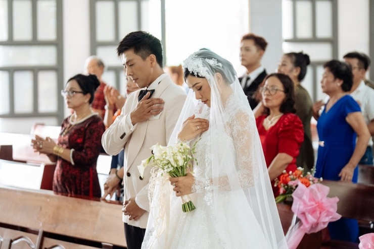 Về phía Quang Sơn, nam diễn viên sinh năm 1996 từng là Quán quân Gương mặt điện ảnh 2019 và tham gia nhiều dự án đáng chú ý như: Chị 13: 3 ngày sinh tử, Dẹp loạn giang hồ, Cú đấm thép cùng các web drama hành động. Sau hành trình điều trị ung thư, giọng nói phục hồi tích cực, giúp anh tiếp tục đảm nhận vai diễn đòi hỏi chiều sâu cảm xúc. Năm nay, Quang Sơn tham gia dự án điện ảnh "Dưới đáy hồ" và chuẩn bị trở lại trong hai series mới là "Đợi gì mơ đi" và "Cuộc chiến hạ lưu".