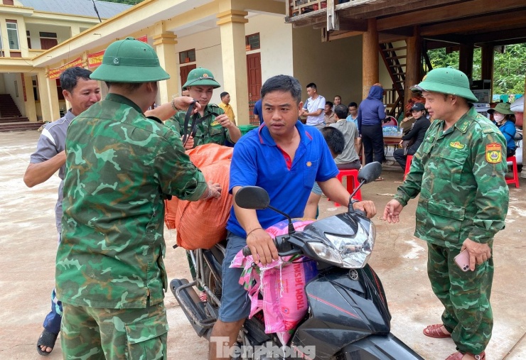 Vượt núi, vượt sông cõng hàng cứu trợ vào tiếp tế người dân đang bị cô lập do lũ - 5