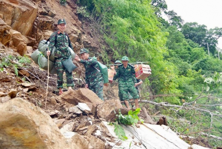 Vượt núi, vượt sông cõng hàng cứu trợ vào tiếp tế người dân đang bị cô lập do lũ - 14