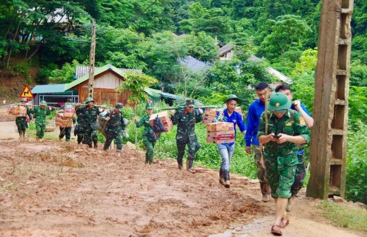 Vượt núi, vượt sông cõng hàng cứu trợ vào tiếp tế người dân đang bị cô lập do lũ - 15