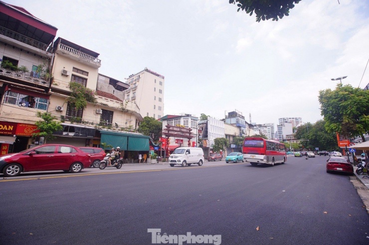 Đường phố Hà Nội khác lạ khi bỏ dải phân cách cứng - 2