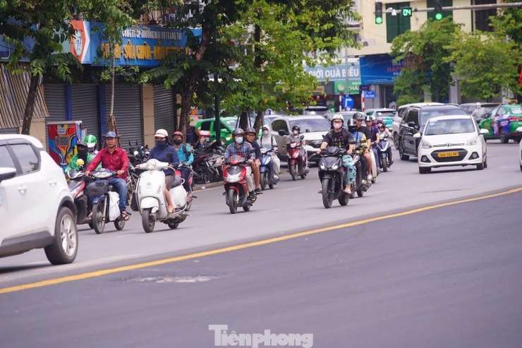 Đường phố Hà Nội khác lạ khi bỏ dải phân cách cứng - 5