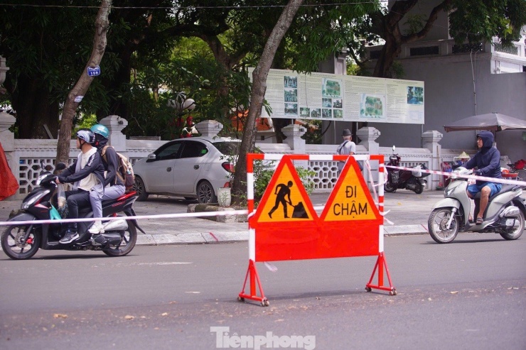 Đường phố Hà Nội khác lạ khi bỏ dải phân cách cứng - 10