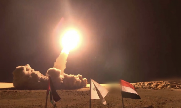 Tên lửa của lực lượng Houthi rời bệ phóng trong vụ tập kích tháng 12/2024. Ảnh:&nbsp;Al Masirah