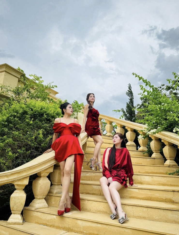 Vân Trang chụp ảnh cùng hai người bạn thân Kha Ly và Thanh Trúc (ngồi). Ba diễn viên đều đang làm mẹ bỉm sữa, cùng ở độ tuổi U40.