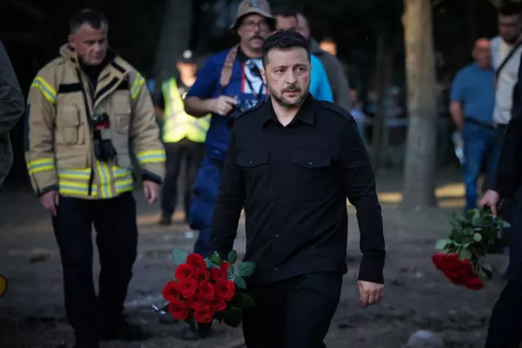 Tổng thống Ukraine - ông Volodymyr Zelensky thăm Kiev, tưởng niệm nạn nhân thiệt mạng. Ảnh: Volodymyr Zelensky/TELEGRAM