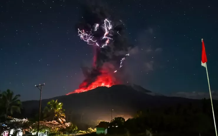 Hình ảnh núi lửa Lewotobi Laki-laki ở tỉnh East Nusa Tenggara (Indonesia) phun trào tối 1-8. Ảnh: Cơ quan Địa chất Indonesia/AFP