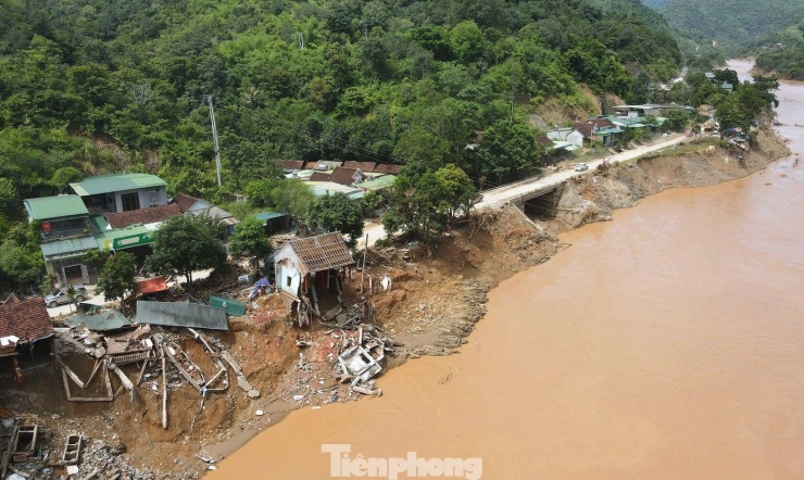 Xã Tương Dương (Nghệ An) là một trong những xã bị thiệt hại nặng trong trận lũ lịch sử vừa qua với hơn 2.000 ngôi nhà bị ngập; 1.700 căn trong đó bị ngập sâu hơn 2m. Toàn xã có 95 ngôi nhà bị cuốn trôi, hư hỏng không thể ở. Nặng nhất tại bản Cửa Rào 1 (xã Tương Dương) với hàng loạt ngôi nhà sát mép sông bị nước lũ cuốn trôi hoàn toàn.