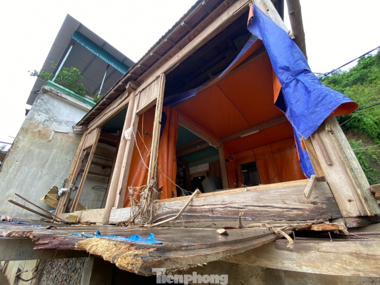 Xã Mường Xén (Nghệ An), cũng bị thiệt hại nặng nề sau cơn lũ lịch sử. Nhiều ngôi nhà bị hư hỏng, tài sản bị cuốn trôi.