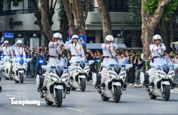 Người dân trầm trồ khi thấy Cảnh sát đặc nhiệm đu dây, biểu diễn mô tô đặc chủng - 4
