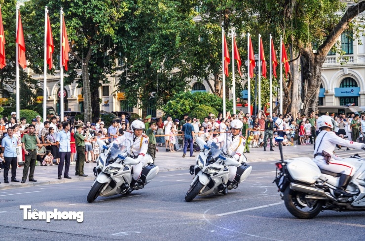 Trong buổi trình diễn, người dân được tận mắt chứng kiến các màn biểu diễn kỹ thuật nghiệp vụ đặc sắc như mô tô hộ tống theo đội hình chiến thuật, múa súng, võ thuật, khí công và xử lý tình huống bảo vệ yếu nhân...