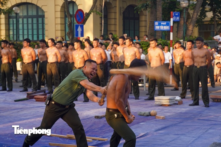 Người dân trầm trồ khi thấy Cảnh sát đặc nhiệm đu dây, biểu diễn mô tô đặc chủng - 11