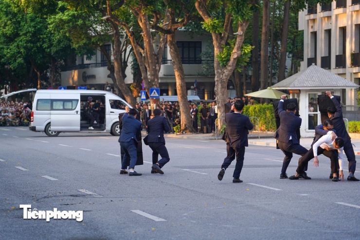 Một trong những màn trình diễn nghiệp vụ đặc sắc là tình huống bảo vệ yếu nhân và kỹ thuật sử dụng dây chiến thuật xử lý tình huống nghiệp vụ.