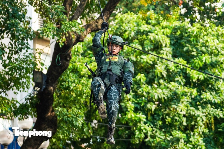 Ỏ hướng khác, một cảnh sát đặc nhiệm đu dây từ trên các toà nhà xuống phối hợp xử lý nhóm khủng bố.